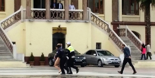 Atanamayan öğretmen soyunma eylemi yaptı