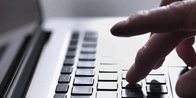 Dikkat! biri sizi gözetliyor