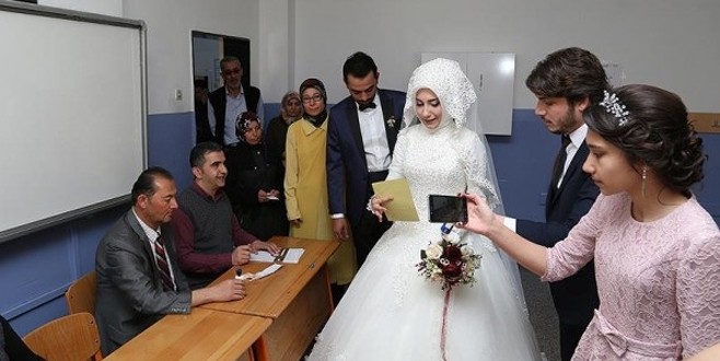 Düğünden önce sandık başına gittiler