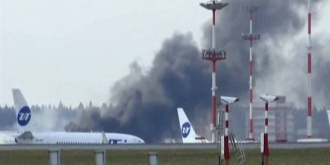 Moskova Havaalanında dumanlar yükseliyor