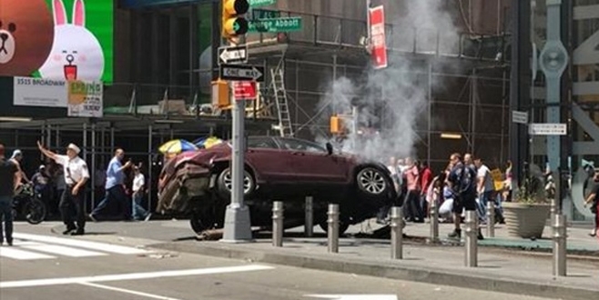 ABD’de araç yayaların arasına daldı!