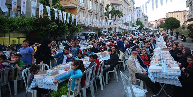 Binlerce Maltepeli “Sevgi Sofrası”nda orucunu açtı