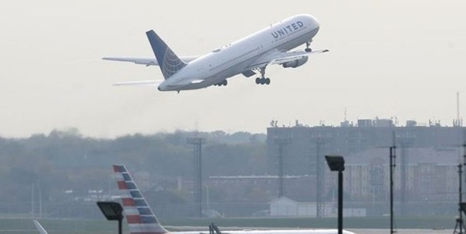 Çılgın yolcu uçaktan atladı!