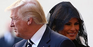 Melania Trump başını örttü