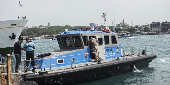 Tur teknesinden Boğaz’a atladı!