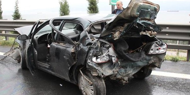 2 otomobille 1 tır birbirine girdi: 1 ölü, 4 yaralı