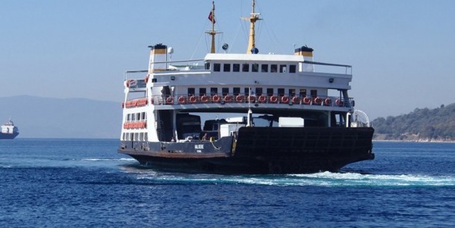 Arabalı vapur kayalıklara çarptı