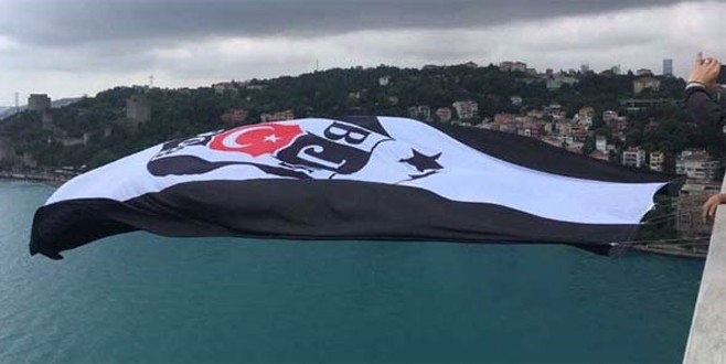 Beşiktaş bayrağı köprülere asıldı!
