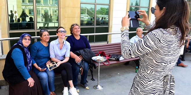 Demet Şener’den adliyede boşanma pozu