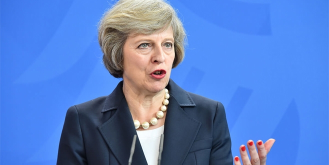 İngiltere’de Theresa May çoğunluğu kaybetti