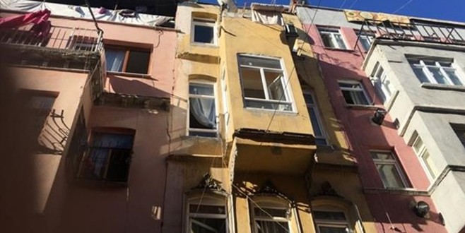 İstanbul’da binanın son katı çöktü: 1 ölü