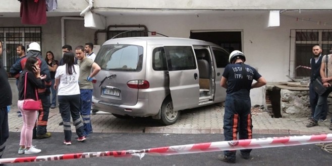 İstanbul’da minibüs eve daldı; 2 çocuk öldü