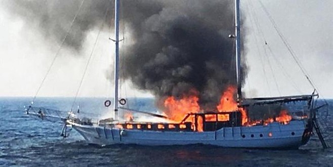 Marmaris’te ahşap gulet alev alev yandı