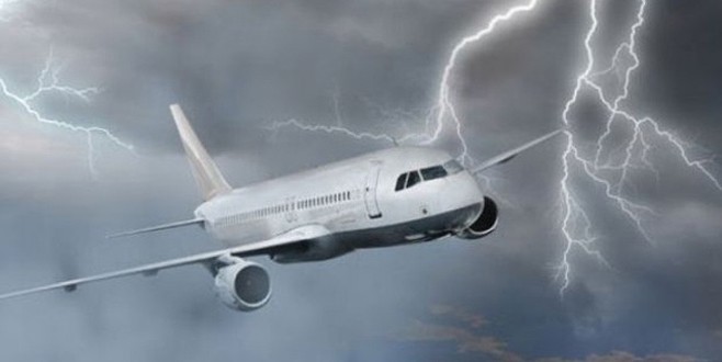 THY uçağına yıldırım isabet etti