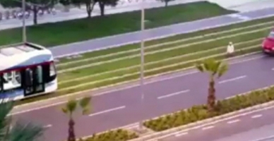 Tramvay namaz kılan adamı bekledi