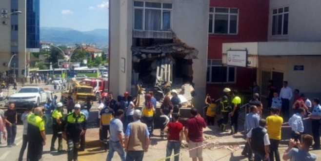 Vinç sağlık ocağına girdi; sürücüsü öldü!