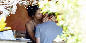 Adriana Lima öpmeye doyamadı