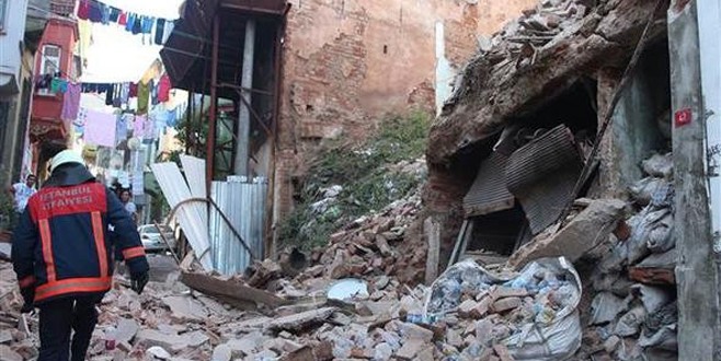 Beyoğlu’nda 2 katlı bina çöktü!
