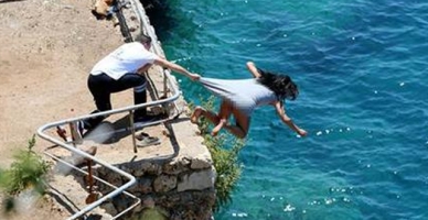 Genç kız falezlerden böyle atladı