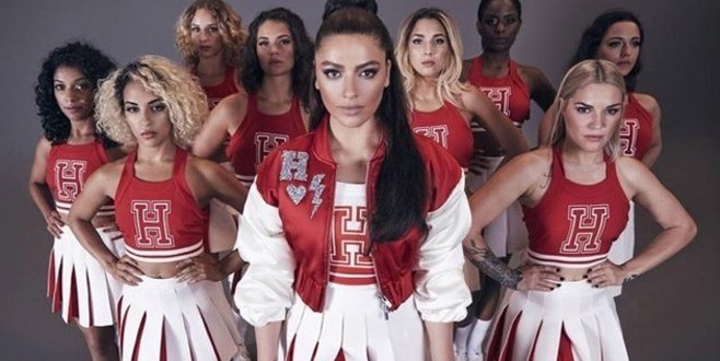 Hadise kendi plajından kovuldu