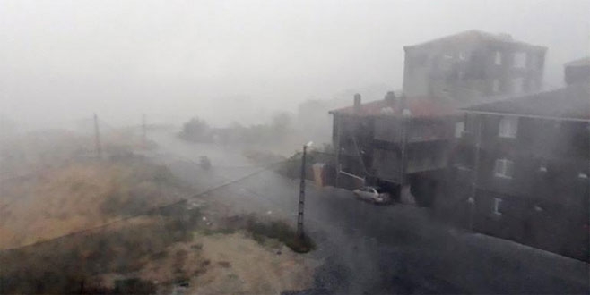 Yağmur ve dolu İstanbul’da hayatı felç etti