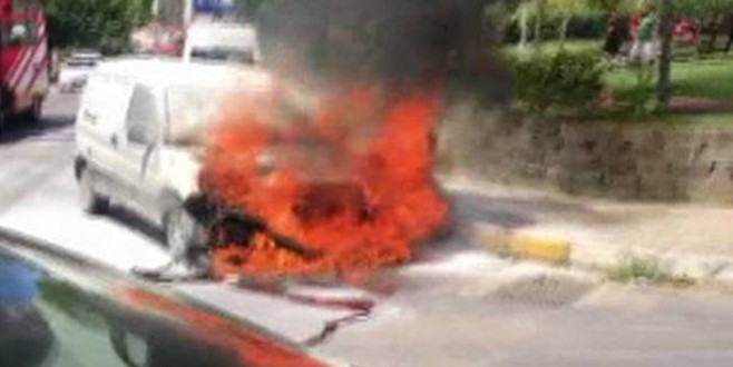 İstanbul’da sıcaktan araba yandı