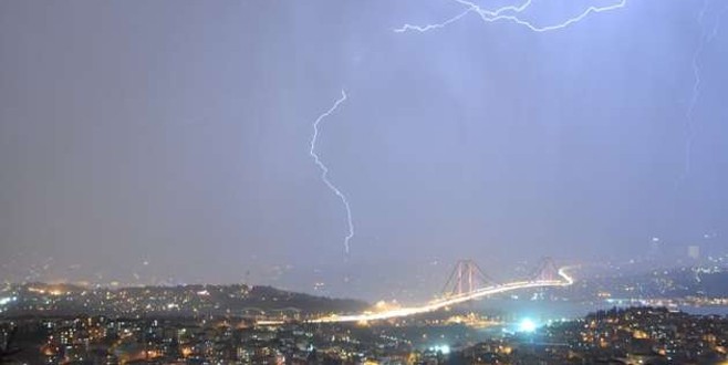 İstanbul’daki şimşekler böyle görüntülendi