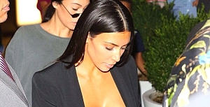 Kim Kardashian sutyenle yemeğe gitti
