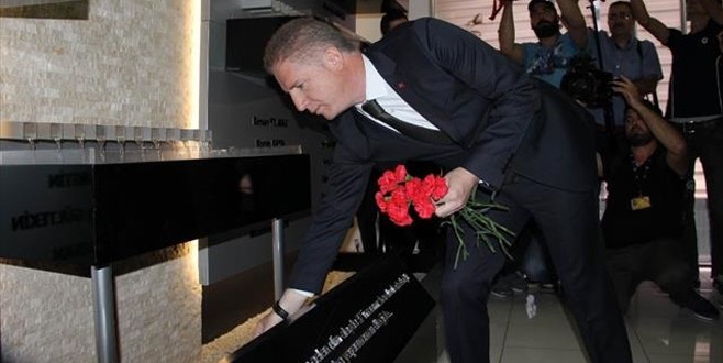 Madımak kurbanlarına karanfilli anma!