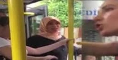 Minibüste kadınlar tekme tokat kavga etti