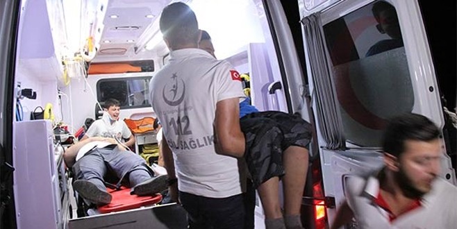 Minibüs elektrik direğine çarptı: 17 yaralı