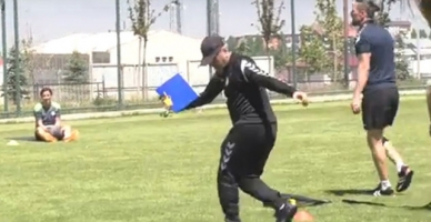 Mustafa Reşit Akçay kolbastı şov yaptı