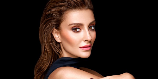 Özge Ulusoy’dan olay frikik!