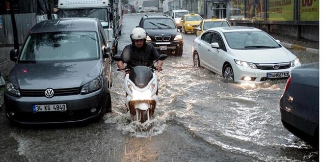 Sağanak İstanbul’u felç etti! Metroyu sel bastı