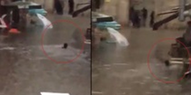 Şaka değil; İstanbullu işe yüzerek gitti!