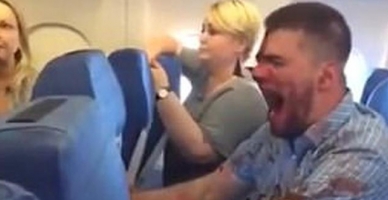 Uçakta kanlar içinde kaldı!