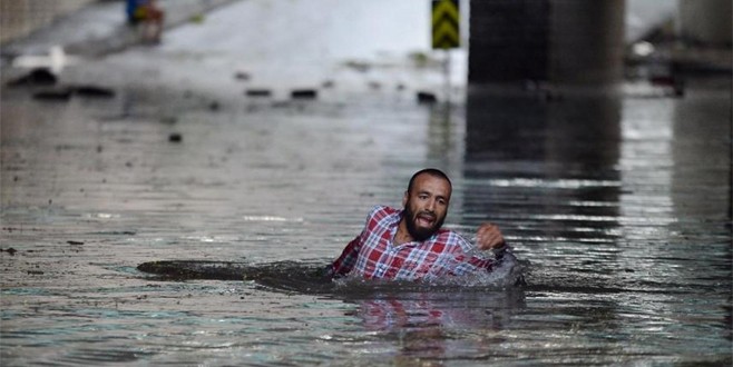 Sel sularından yüzerek kurtuldu!