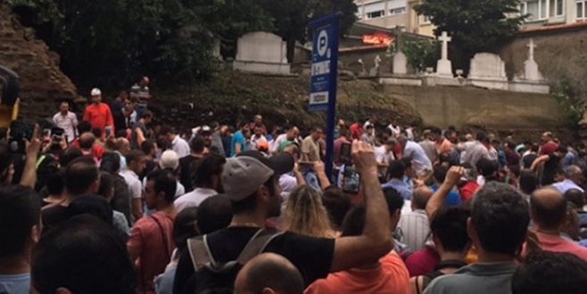 Şişli’de mezarlık duvarı çöktü; yaralılar var!