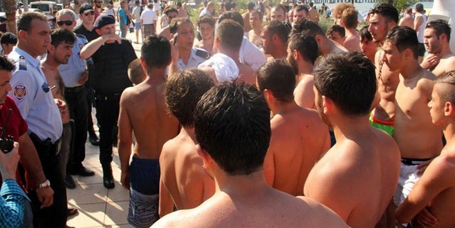 Tacizci Suriyelileri linçten polis kurtardı