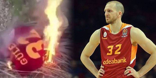 Taraftar Sinan Güler formasını yaktı