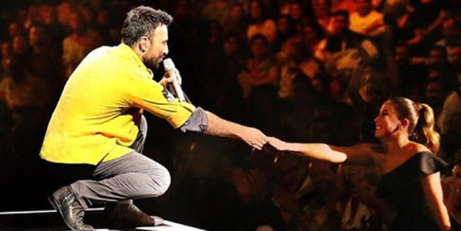 Tarkan sahnede aşka geldi!