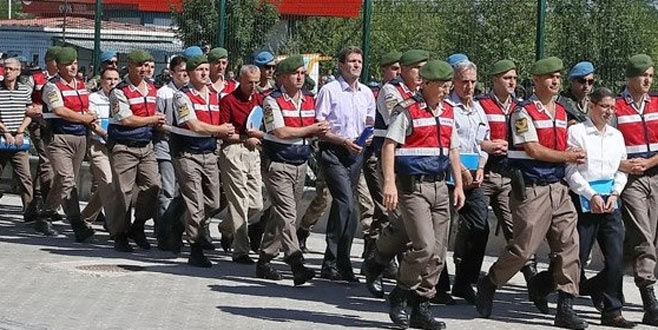 Akıncı Üssü davasında pet şişeler havada uçuştu!