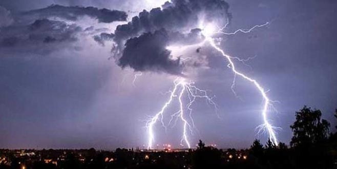 İşçilerin üzerine yıldırım düştü:1 ölü 6 yaralı