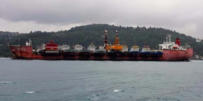 İstanbul Boğazı’nda ilginç görüntü
