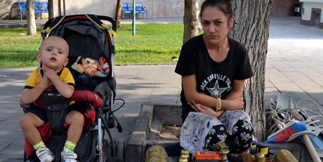 Kayseri’de 25 yaşında ayakkabı boyacısı bir anne!