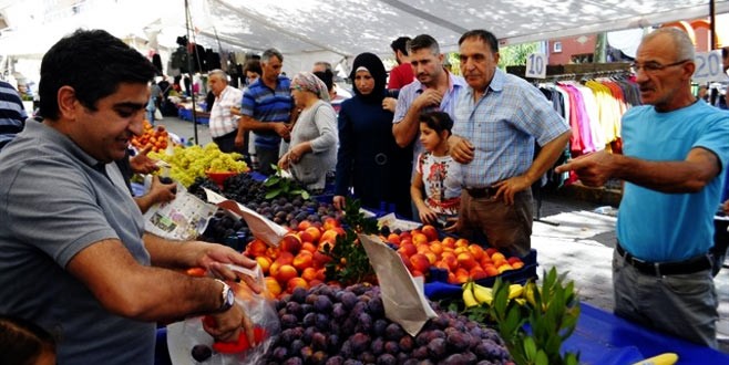 Tüm pazarı satın alıp bedava dağıttı