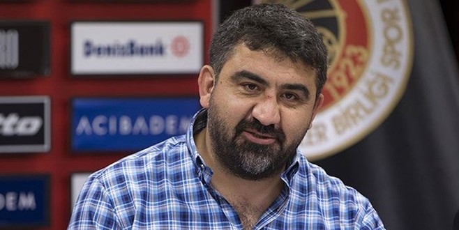 Ümit Özat’ın purolu pozu sosyal medyayı salladı