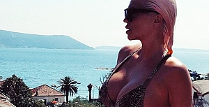 Jelena Karleusa’dan bikinili balkon pozu