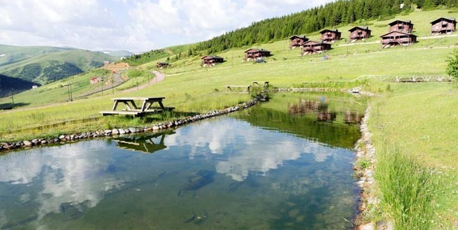 Adası, yaylası ve gölleriyle turist çekiyor