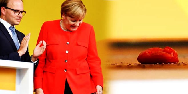 Angela Merkel’e domatesli saldırı